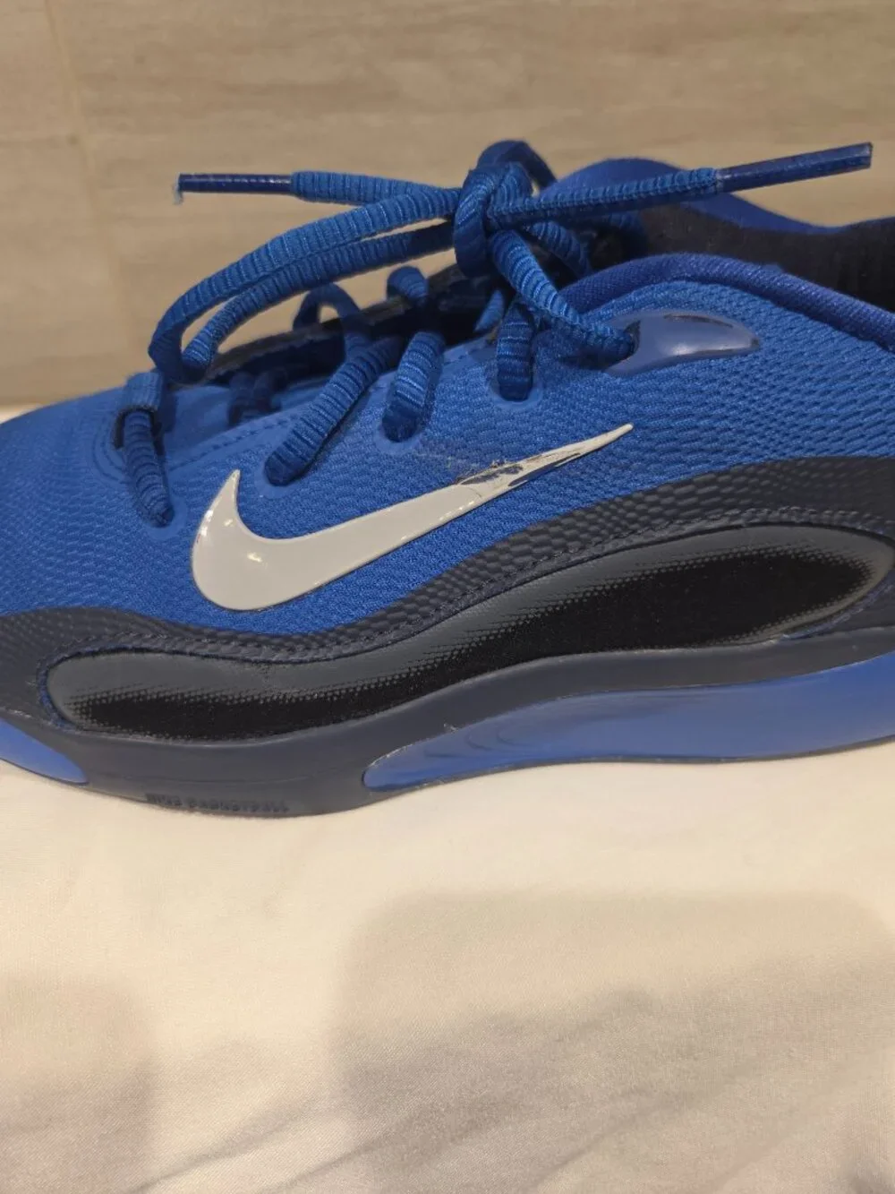 NIKE ISOFLY KIDS BASKETBALL/RUNNING SHOE ROYAL BLUE SIZE 6Y